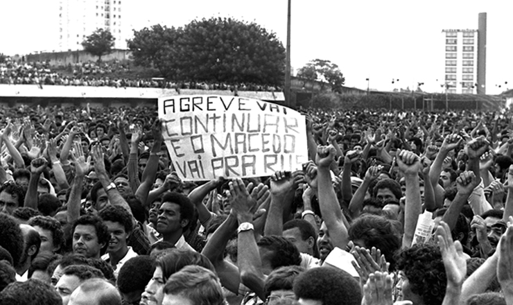 Assembleia com 60 mil metalúrgicos no ABC, em março de 1980, em que Murilo Macedo, ministro do Trabalho da ditadura, é criticado - Foto: Ariosvaldo Santos/CPDoc JB